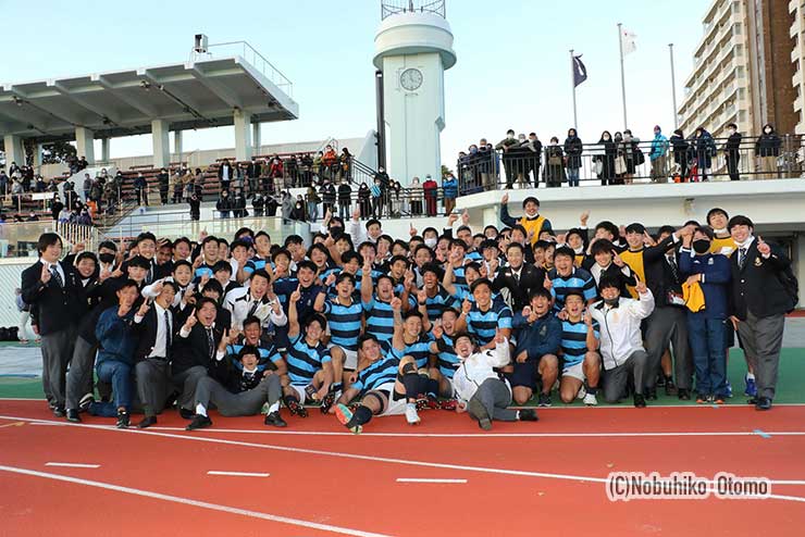 13季ぶり大学選手権出場を決め喜ぶ日体大の部員たち