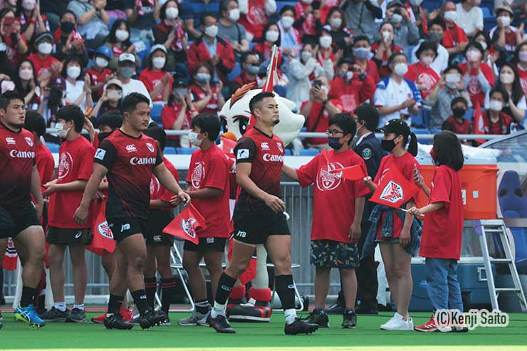 田村優キャプテンを先頭に入場するイーグルス