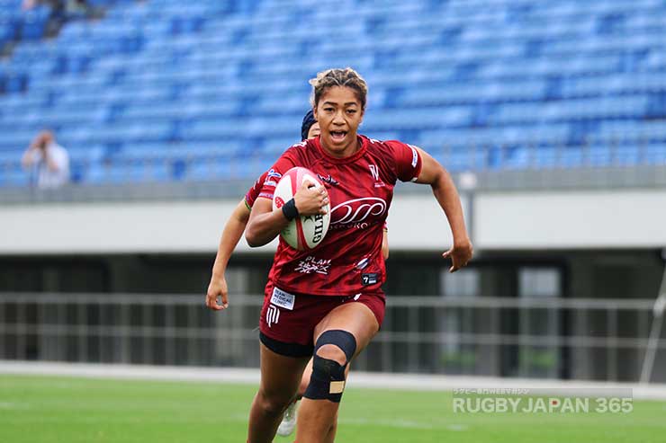 前半8分、自チームとして太陽生命に初参加の大竹風美子がトライをあげ24-0として前半を終える