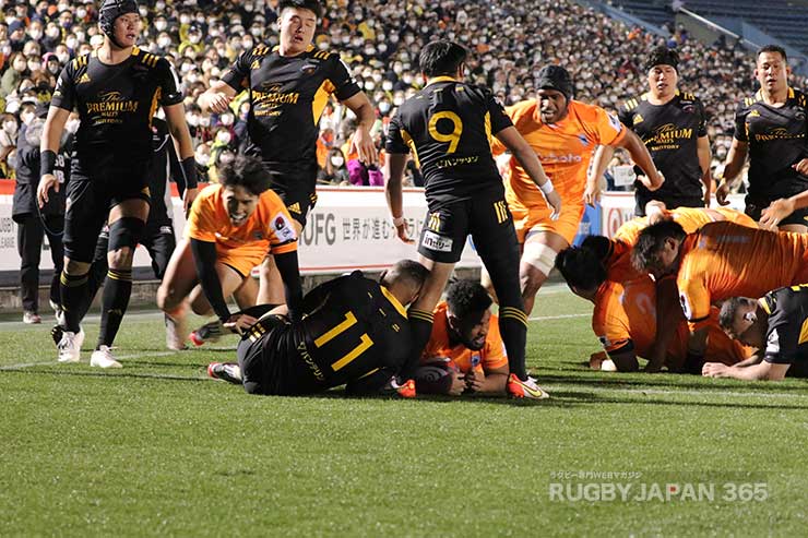 ブラインドサイドをNO8マキシが付いてトライ