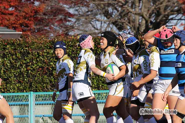 前半、先制トライを決め喜ぶグレースNO8北野和子