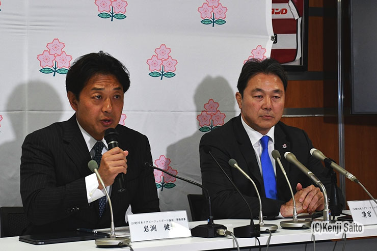岩渕健輔・専務理事(左)