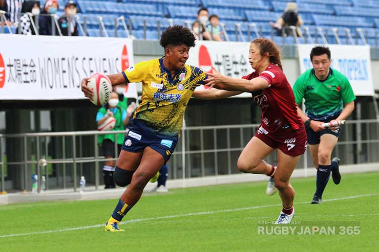 前半6分、アシナテ・サヴが敵陣ゴール前までボールをキャリー。オフロードパスを放るが・・・