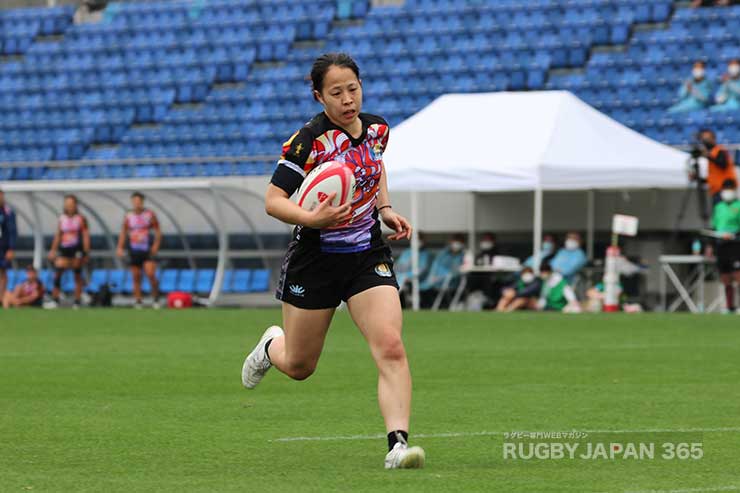 それでもボールをキープしたながとは辻崎由紀乃がゴール中央にトライを決め12-19と1トライ1ゴール差に迫る