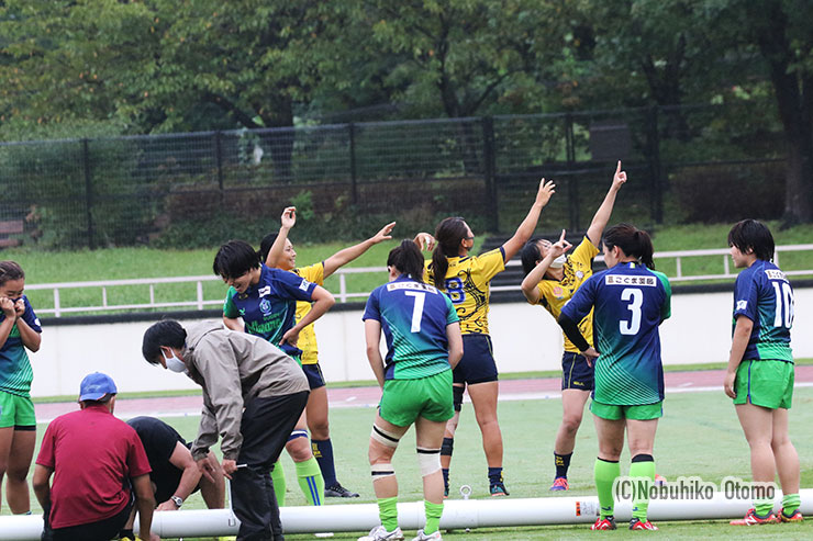 大会終了後の撤収作業には選手も参加