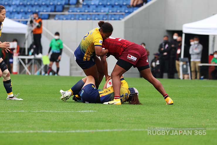 フェニックスのパスが乱れ、ボール争奪戦でTKM角川がボールに絡み、ニアがホールディングのペナルティ