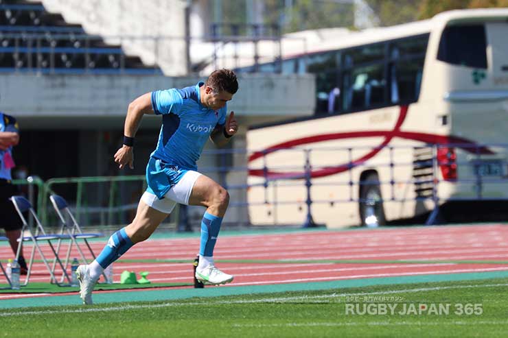 この試合で50キャップを果たしたゲラードが最初に入場