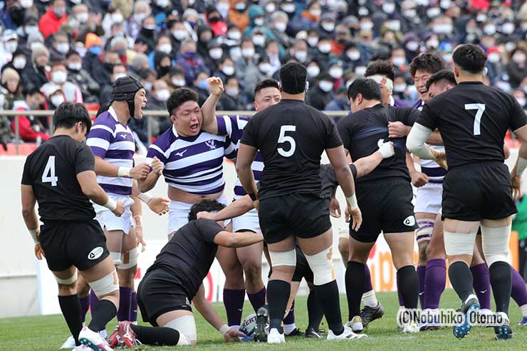 ファーストスクラムでコラプシングを奪い明大PR大賀が雄たけび