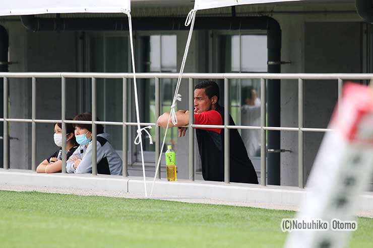 戦況を見詰める女子セブンズ日本代表のハレ・マキリHC