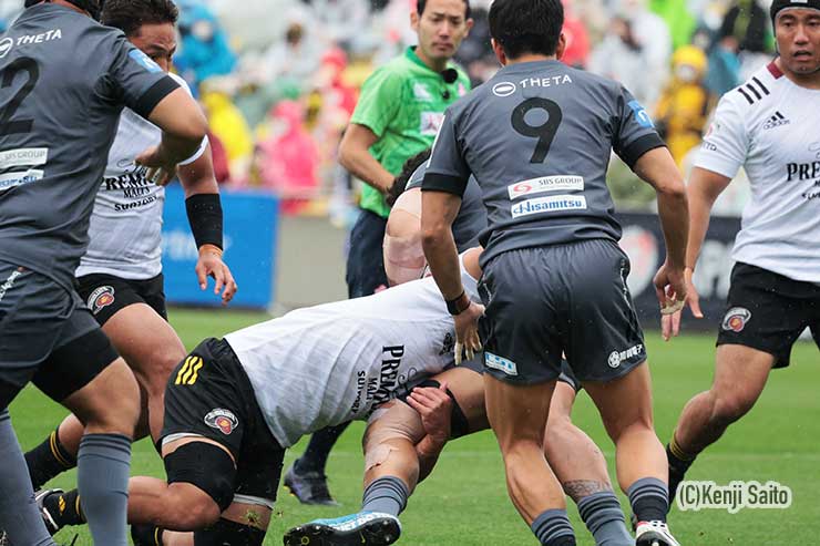 タックルが突き刺さる