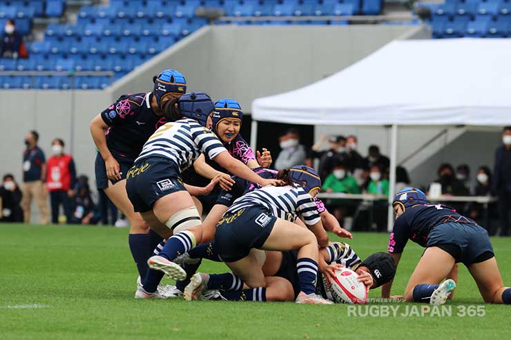 グレース・菅萌絵がボールをキープ。最後トライを許さずグレースが26-12で勝利し7位を決めた