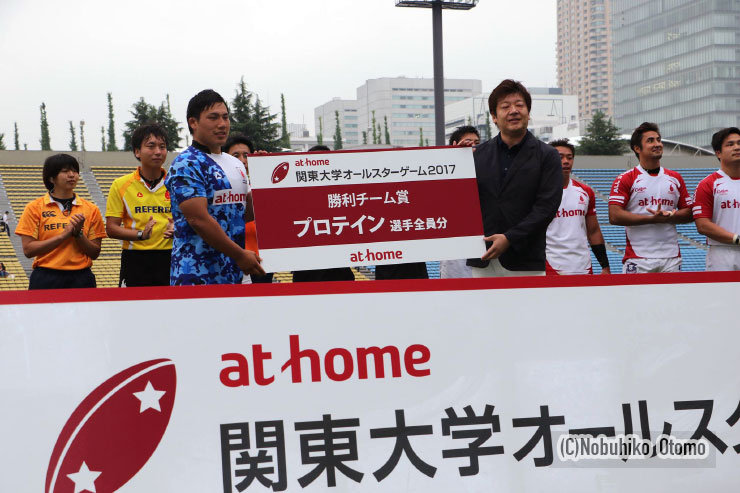 優勝表彰を受ける対抗戦選抜の堀越主将(帝京大)